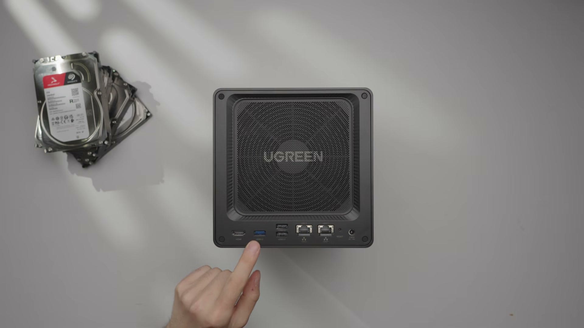 Conexiones traseras del UGREEN NASync DXP4800 GT